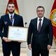 Фото пресс-службы президента КР. Сборной по хоккею вручили денежные сертификаты