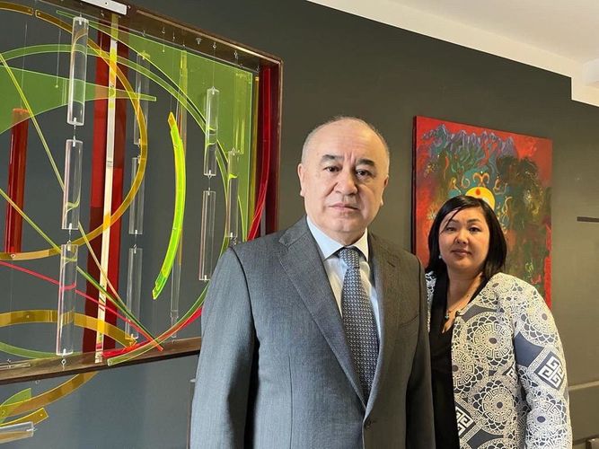 со страницы Facebook Омурбека Текебаева