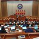 Фото 24-kg.com. В зале заседаний Жогорку Кенеша присутствует всего 45 депутатов