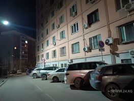 В&nbsp;Бишкеке припаркованные машины заняли всю полосу в&nbsp;микрорайоне &laquo;Восток-5&raquo; 